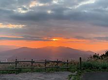 福井の経が岳へ登る前夜、夕陽がとても綺麗だったので、写真撮ってみました。by yamanba2016x1512(504KB)