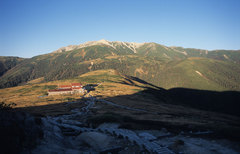太朗平と薬師岳（太郎山2373mにて）