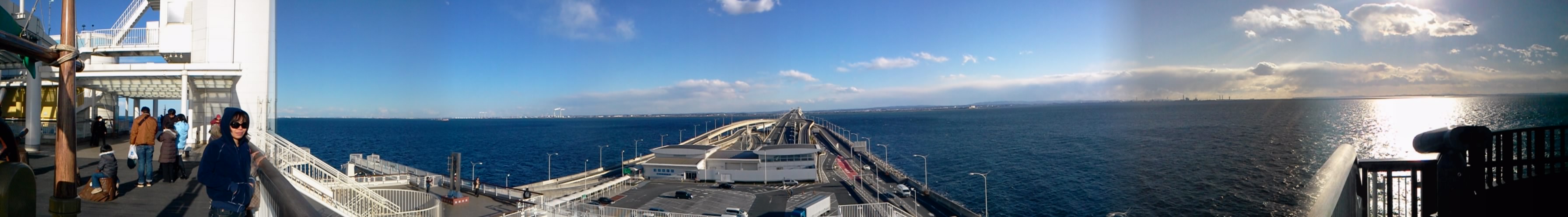 1/16 川崎から千葉木更津まで、アクアラインのサービスエリア　海ホタルの風景です。もしかして、船の形しているのかな？by kazuo