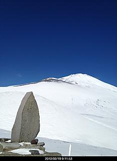 双子山の兄と妹に行って来ました。天気良くて風もあまり無くいい山行でした。富士山登っている人も何人か見えましたよ。写真は双子山の妹から兄方向です。by  kazuo
466x640(82KB)