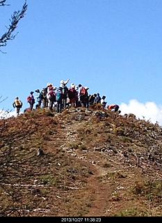 諏訪湖近くの山で2時間ちょっとあれば登って来れる山です。まさかこんなに多くの登山者が登るとは！立って休憩まるで 山に毛が生えたみたいで笑えました。by  kazuo
466x640(134KB)