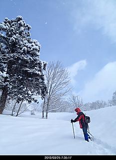 テレマークスキーで有名な小谷へ。前日の雪が１０センチ以上朝は雪が降ったり天気になったり目まぐるしく変わり上着も着たり脱いだり忙しかったデス。午後からは吹雪いてガスでした。鎌池まではトレースが有りましたが、無名峰まではラッセルが大変でした。by  kazuo
466x640(112KB)