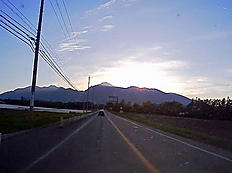 八ヶ岳高原線（南牧村）から写す。夕日が赤岳を黄金色に光らせていました。[image: 埋め込み画像 1]by ゲストさん
595x443(63KB)