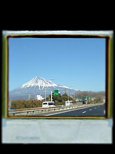 2012/02/04　晴天ですが風が強いです。富士山の雪も風で吹き飛ばされています。by kazuo
1280x1712(350KB)