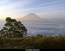 早朝の富士山は雲海の上から、陽がさして綺麗です。by ゲストさん
640x500(60KB)
