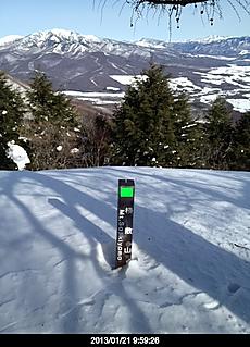 トレースが無いけど赤布が一杯付いてたので難なく登れた。小桟敷山は赤布無しで雪が深く即撤退。by  kazuo
480x665(123KB)