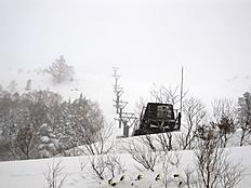 2012/01/29　志賀高原へ。朝、豪雪＆吹雪　雪２m以上。リフトの柱が半分以上埋まってしまったのを見た瞬間、行く気がしませんでした。急遽、馬曲温泉望郷の湯へ。降り積もる雪を見ながら露天風呂は最高でした。by kazuo
800x600(209KB)