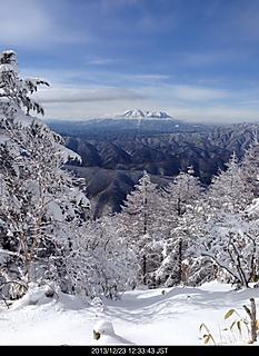 藪だらけの急斜面、中途半端な雪、雪に足を取られ登りにくいやっとの事で展望地までby ゲストさん
466x640(144KB)