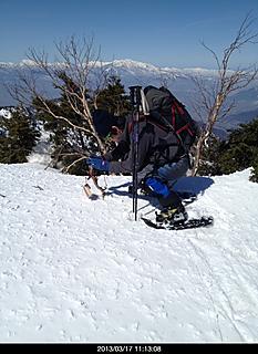 頂上では記念撮影欠はかせません。今回もカメラを木の枝にくくりつけセットします。by  kazuo
466x640(138KB)