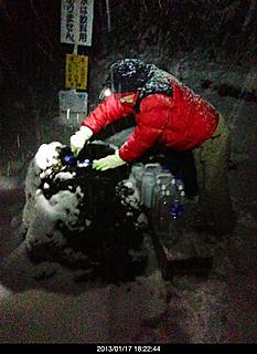 富士山の麓 イエティの下へ水汲みにパナジュウムの天然水。今日は雪の中、しかも夜7時に雪が積もん無い内に早くしなけりゃ！！by ゲストさん
466x640(139KB)