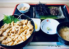 積丹半島で有名なみさき食堂で食す。ウニは生きたウニが出てきました。食べ方教わりいざ食事。うーん　やっぱ美味しいです。by yamanba
640x455(134KB)