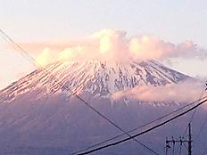 富士市より山頂は雲がかかりました。明日は雨かかな。by ゲストさん
1453x1090(216KB)