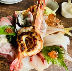 大分県の塩湯で海鮮丼　新鮮、ボリュームアリで１３２０円